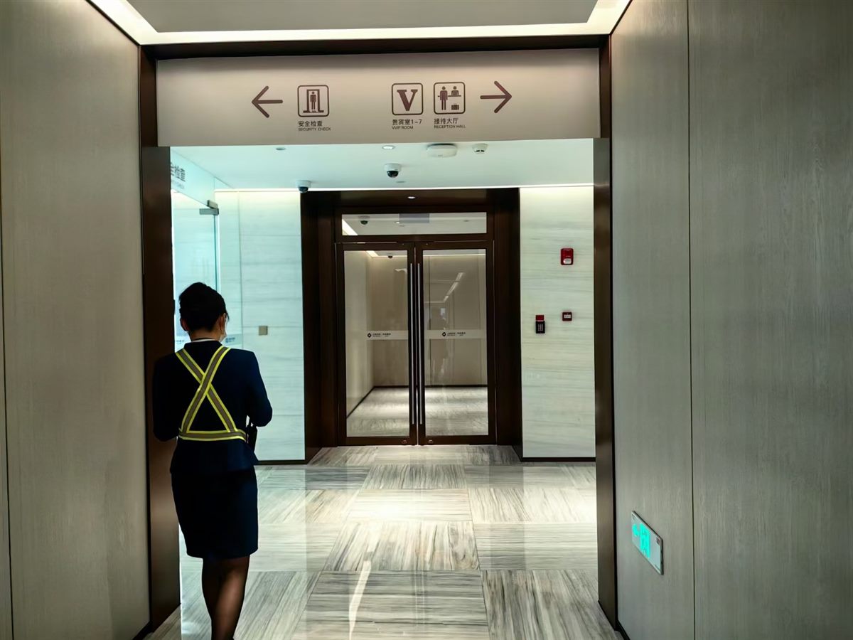 Airport VIP corridor and reception hall direction
